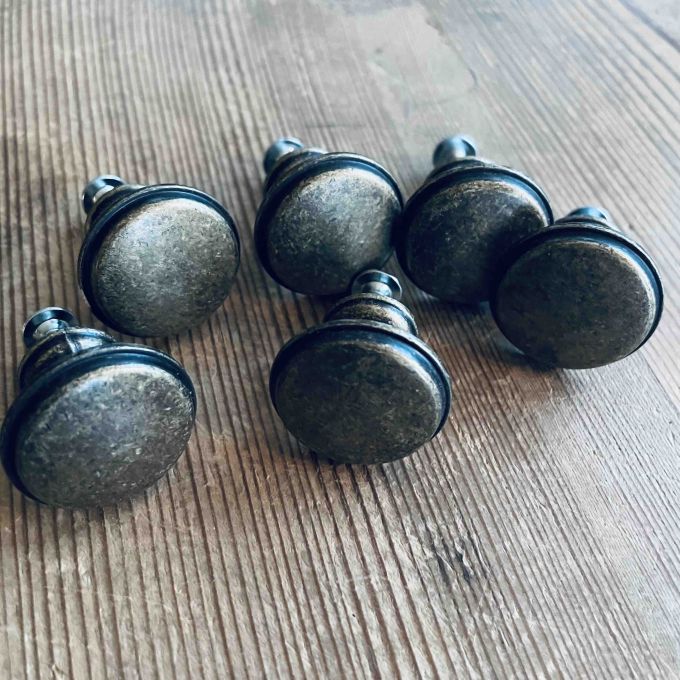 Set med 6 knoppar oxidfärgade