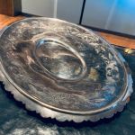 Ovalt dekorerat fat i nysilver