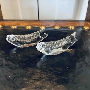 Set med 2 stöd för smörkniv - glasfiskar