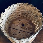 Antik flätad korg med träbotten - diameter 22 cm