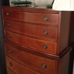 Hög välvd brunbetsad byrå - gustaviansk stil