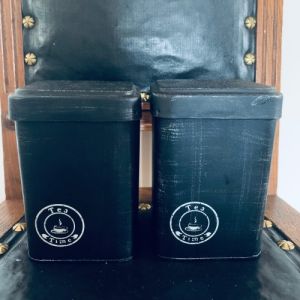 Paret svarta teburkar