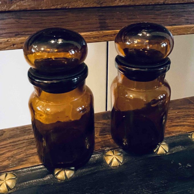 Paret bruna glasflaskor små