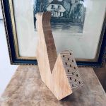 Påskhöna i trä med fjädrar