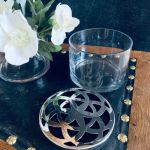 Par glasvaser med genombrutna lock