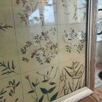 Stor bricka - torkade blommor under glas