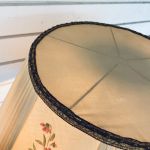 Golvlampa trä antik skärm - 2 ljuskällor