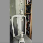 Hög bordslampa crèmevit