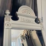 Vacker trässpegel med fasetterat glas