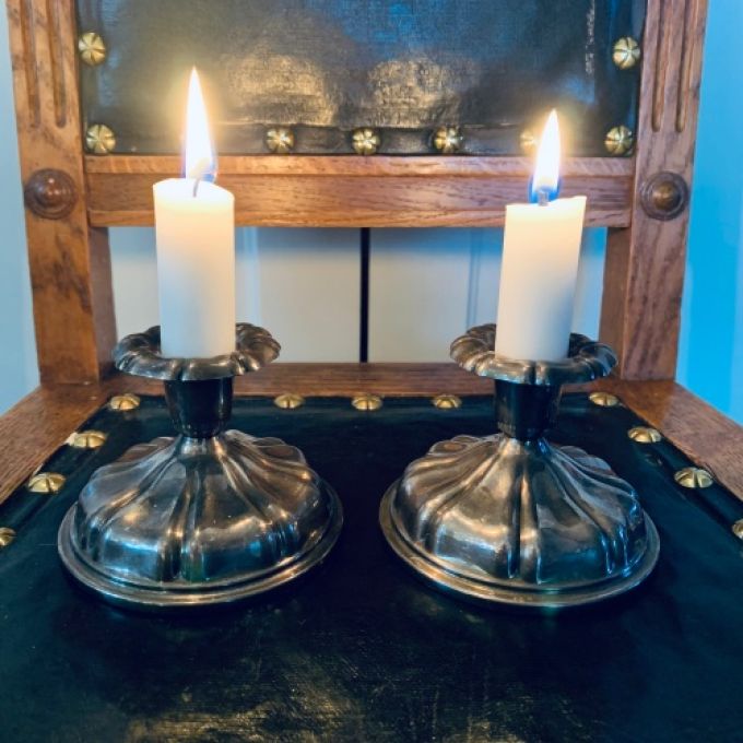 Set med två ljusstakar nysilver