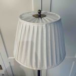 Golvlampa 2 armar vit och mässing