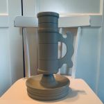 Blockljusstake i gråmålat trä