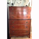 Hög välvd brunbetsad byrå - gustaviansk stil