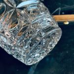 Kristallvas med metallhandtag