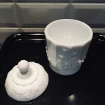 Skål på fot med lock