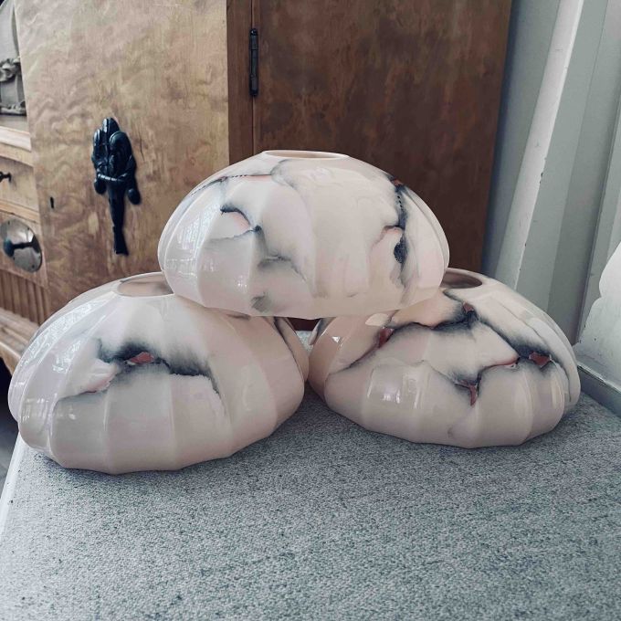 Set med 3 st rosafärgade glaskupor