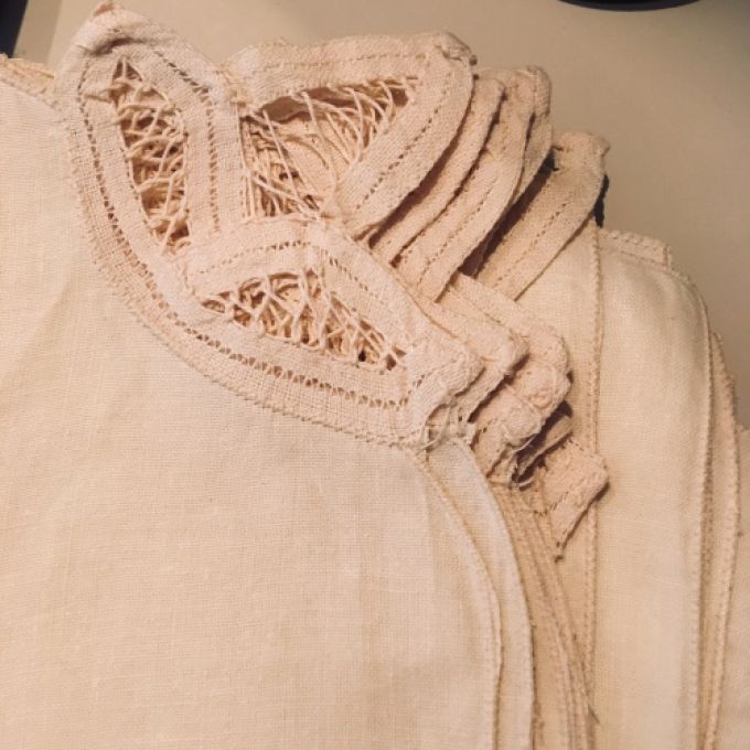 Set med 12 linneservetter