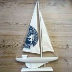 Segelbåt i trä - prydnad 60 cm hög