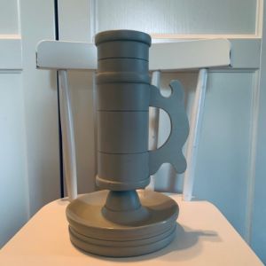 Blockljusstake i gråmålat trä