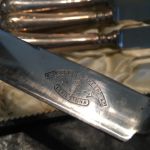 Smörknivset i låda