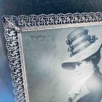 Metallram m äldre tidningsurklipp