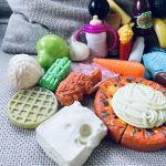 Stort set med lekmat i plast