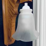 Vägglampa trä glaskupa