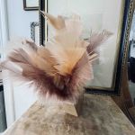 Påskhöna i trä med fjädrar