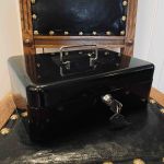 Kassaskrin svart 25*18 cm - låsbart