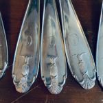 Set med 10 stora nysilverskedar med bokstaven D