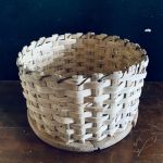 Antik flätad korg med träbotten - diameter 25 cm