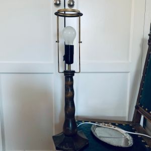 Bordslampa svarvat trä