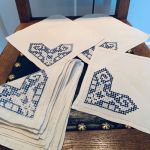 Set med 8 mindre linneservetter brodyr