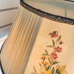 Golvlampa trä antik skärm - 2 ljuskällor