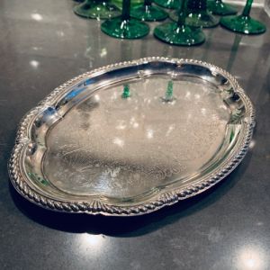 Liten metallbricka oval