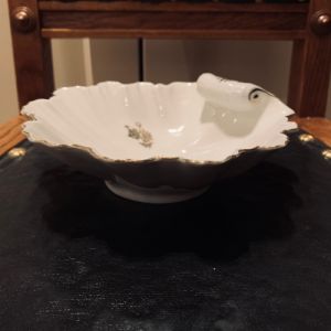 Snäckformat glas guldiga detaljer