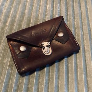 Gammal portmonnä i skinn