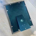 Metallram m äldre tidningsurklipp