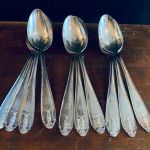 Set med 10 stora nysilverskedar med bokstaven D