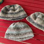 Set med 3 st hemstickade mössor