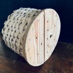 Antik flätad korg med träbotten - diameter 22 cm