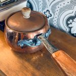 Koppargryta med trähandtag