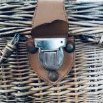 Korg med handtag och spänne