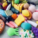 Stort set med lekmat i plast