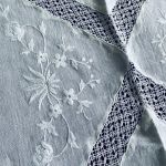 Linneduk - vackert dekorerad - 122*212 cm