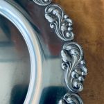 Rund bricka med vacker dekor