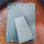 Metallram dekorativ - med äldre tidningsurklipp "Modeller"