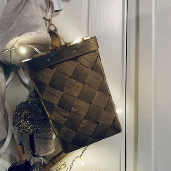 Korg hög smal guldmålad