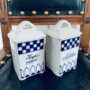 Paret kryddburkar - Nejlika och Kryddpeppar