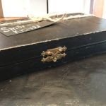 Smörknivset i låda